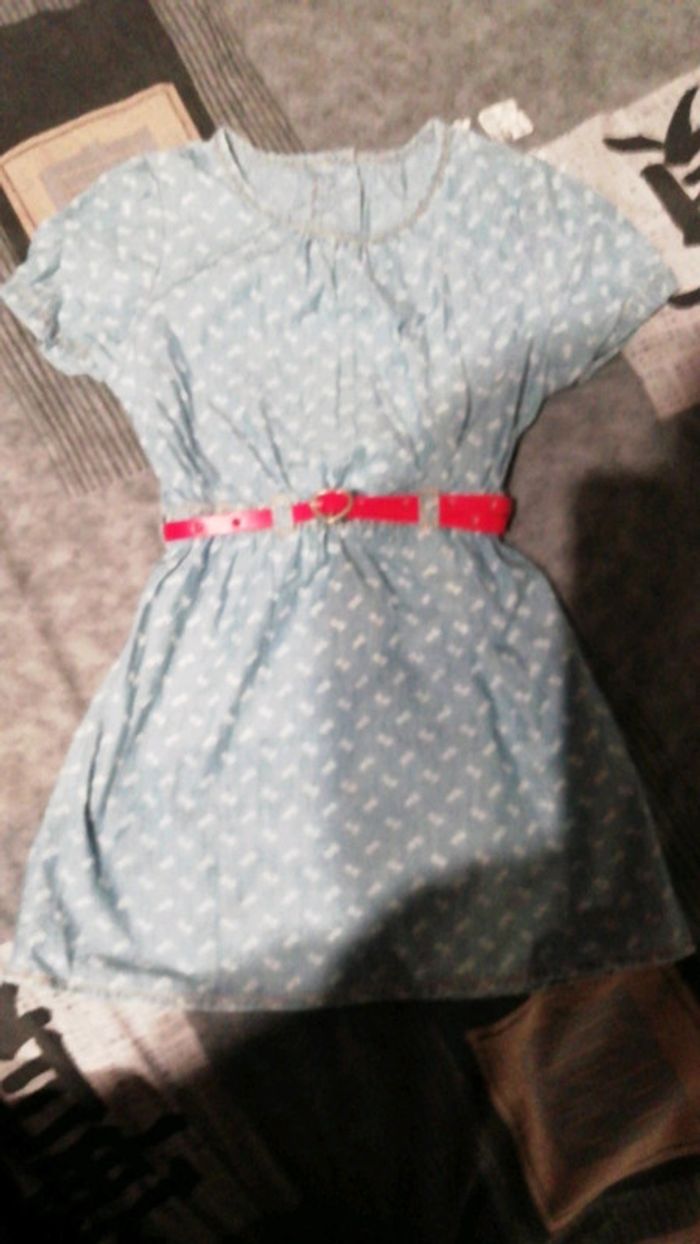 Très jolie robe jeans avec ceinture rouge