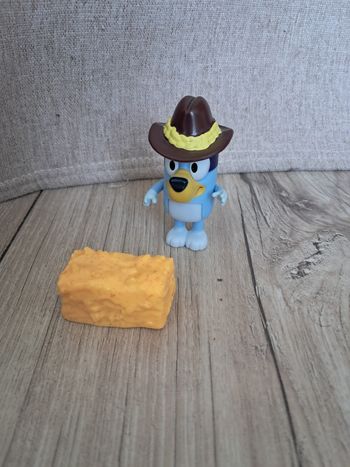 Figurine bluey fermier avec sa botte de foin