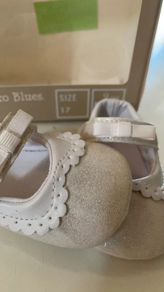 Jolies chaussons blancs taille 17 - photo numéro 2