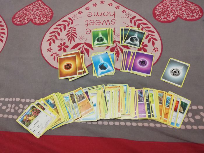 Lot de 84 cartes Pokemon