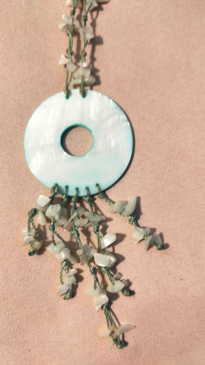 Collier pendentif en nacre et éclats naturels – Collection Terres d’Ailleurs - photo numéro 4