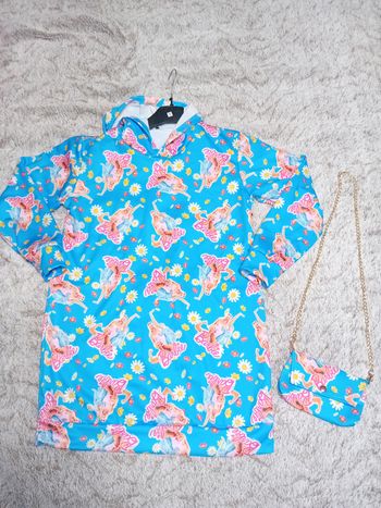 Ensemble Ensemble 2 pièces 
Barbie
Taille 8ans
Robe à capuche + sac 
Neuf sans étiquette barbie