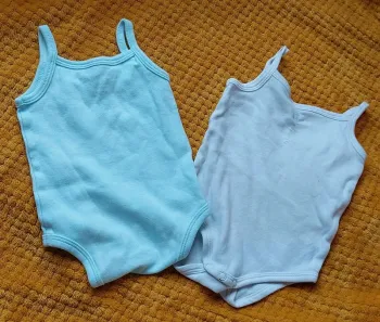 Lot de 2 bodys Inextenso, bleu turquoise et blanc, en très bon état, taille  6 mois