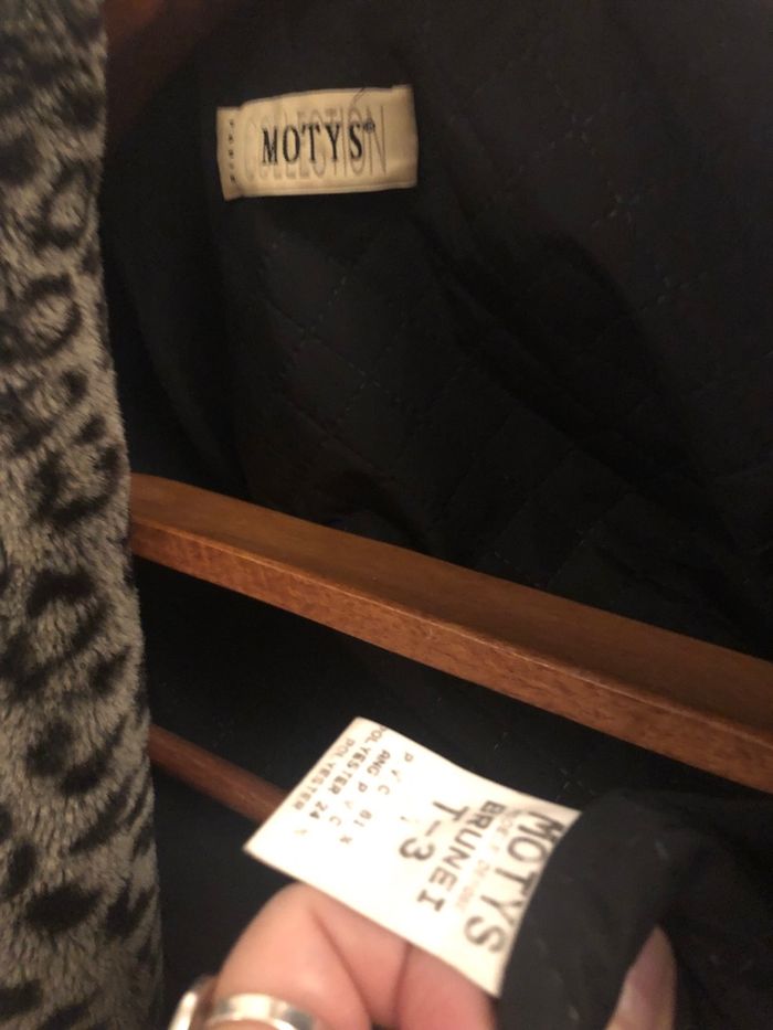 Joli manteau noir/ encolure  léopard