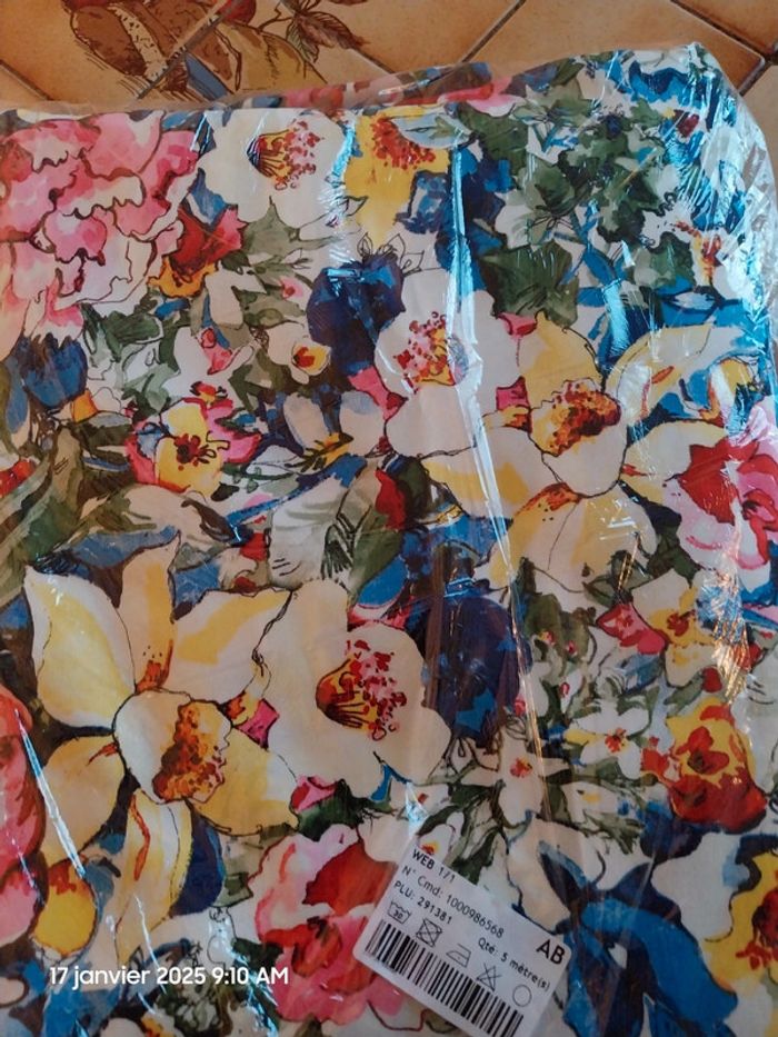 Tissu satin coton imprimé fleurs luxuriantes jaune, bleu et rose – Mondial Tissus 5 m x 1.45 m - photo numéro 5