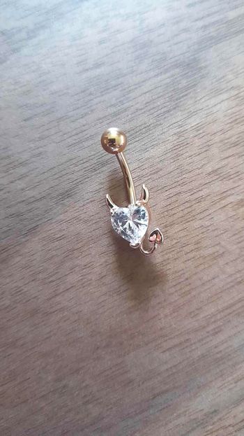 😈 Piercing nombril doré “Devil Heart” en zircon scintillant 💛