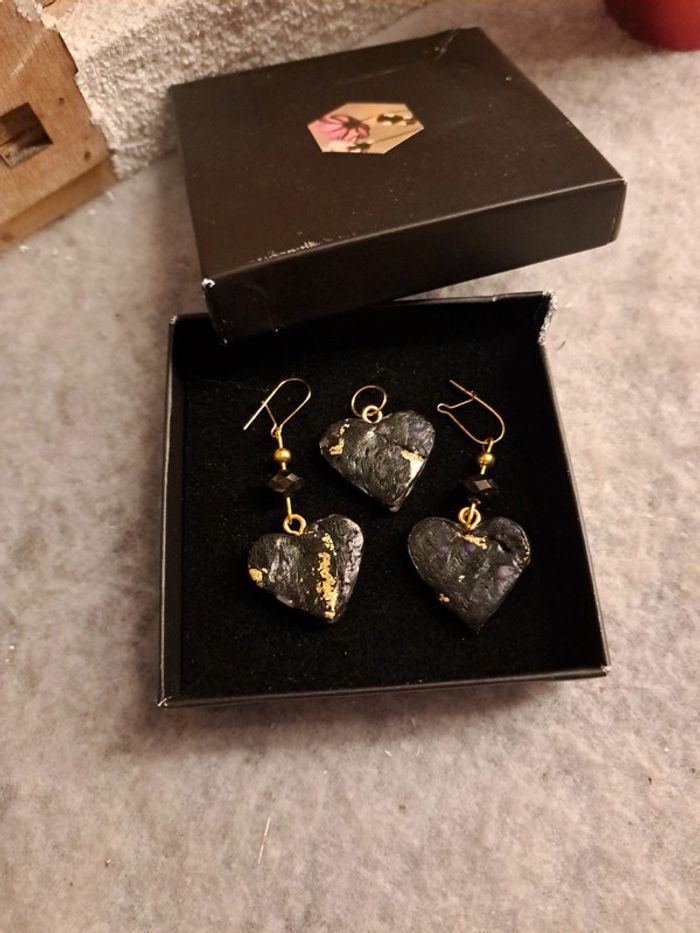 Boucles d'oreilles pendante avec pendentif assortie noir doré - photo numéro 3