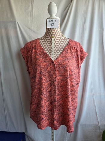 Blouse, corail a motif plumes marine, en acrylique, en excellent état, largeur d'épaule 39cm, largeur sous bras 56cm, longueur 57cm, marque In Extenso =5€