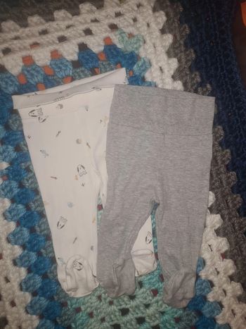 Lot de 2 pantalons 9mois avec pieds 9mois