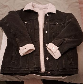 Veste en jeans noire, molletonnée à l'intérieur,  taille unique
