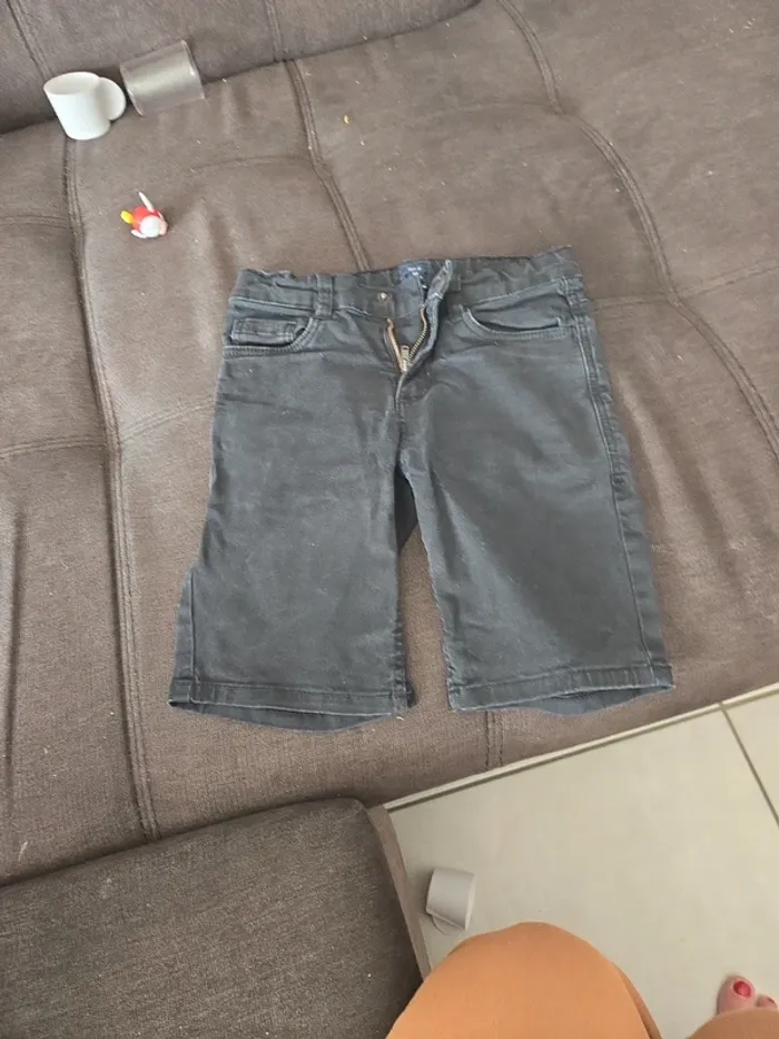 Short bleu marine taille 8 ans