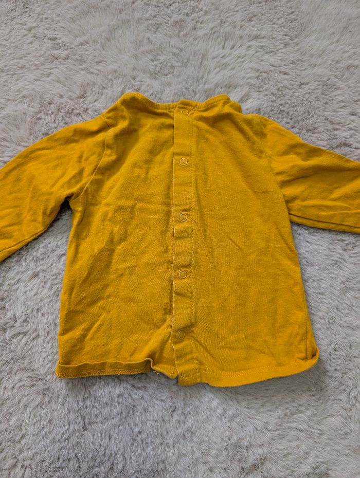 T-shirt bébé 9 mois – jaune moutarde – inscription “HELLO” fleurs – très bon état - photo numéro 5