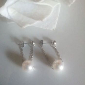 🌸Boucles d'oreilles chaîne argenté et perle blanche "histoire d'or" 🌸
