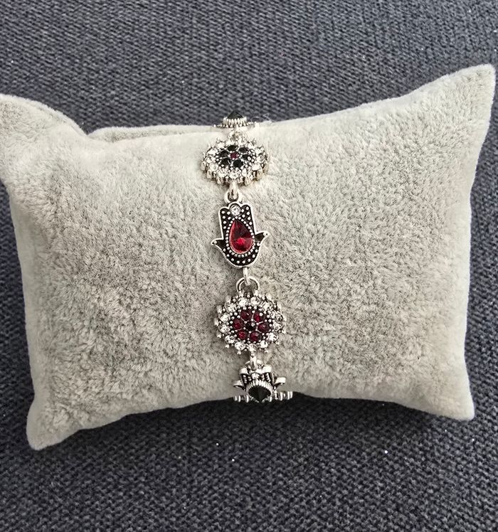 Bracelet argenté motifs main de Fatma et fleurs ornées de strass rouges et verts - photo numéro 3