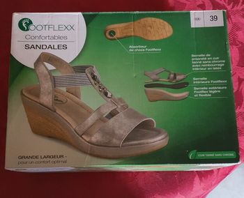 Sandales à talons compensés