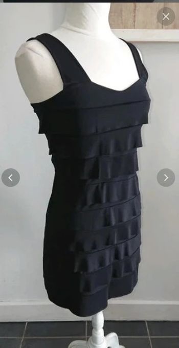 Robe habillée noire à volants t 36- 38 neuve