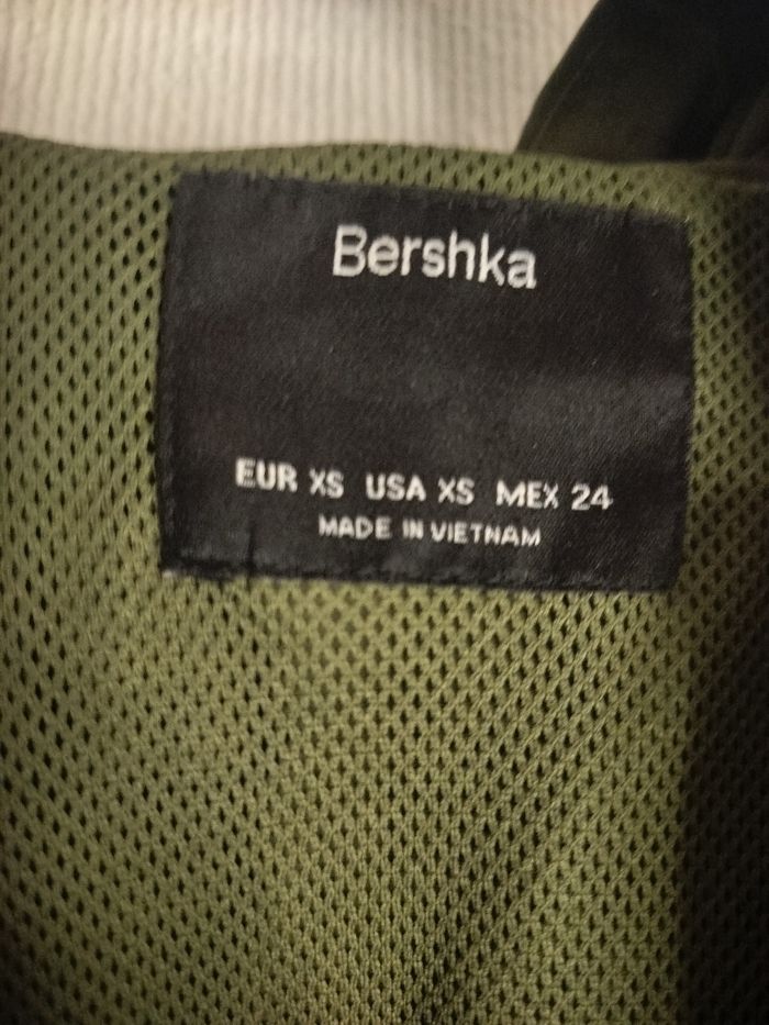 Petit gilet Bershka de sport kaki crop top - photo numéro 5