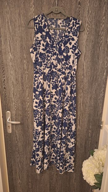 Robe longue fleurie blanche et bleue sans manches