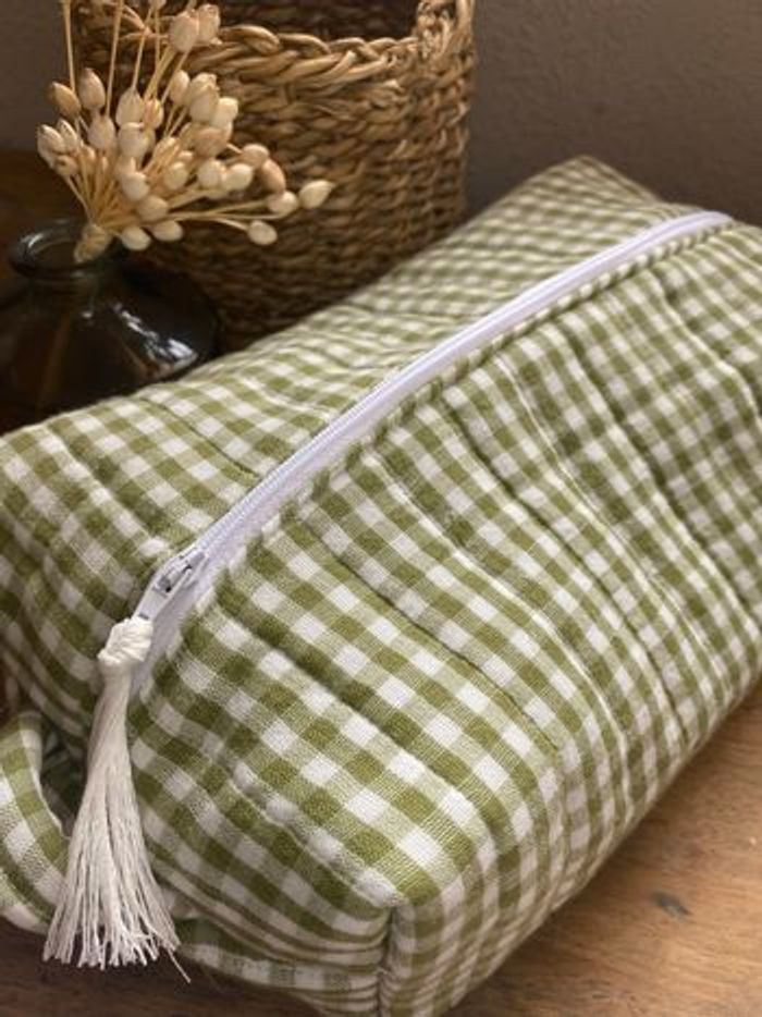 Trousse de toilette matelassée en gaze de coton vichy blanche et vert olive - photo numéro 2