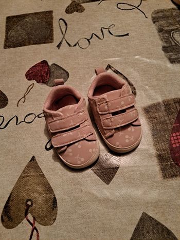 Petite chaussures fille à scratch taille 6-9 mois