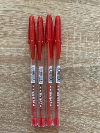 4 stylos rouge U