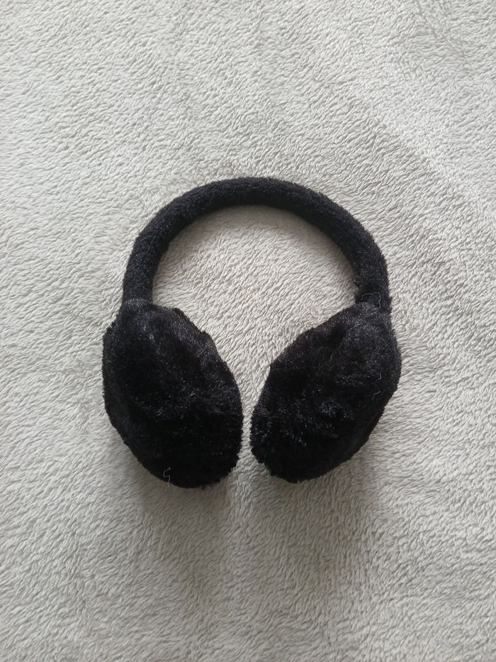 Cache oreilles noir