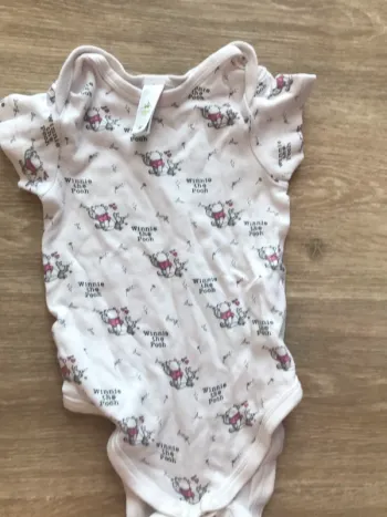 Body winnie l’ourson 18 mois en très bon état