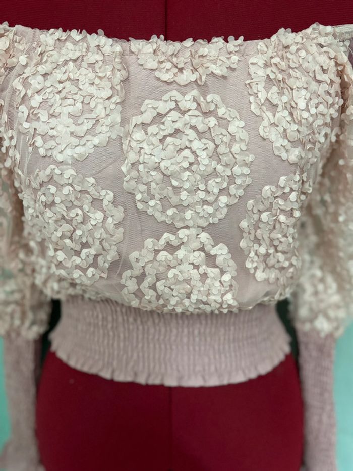 Petit haut rose avec fleurs cousues, resseré à la taille et aux poignets S/M - photo numéro 8
