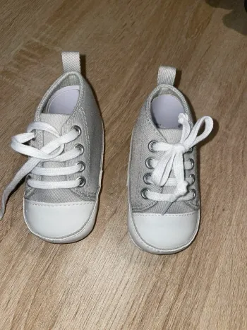Chaussures bébé grises claires