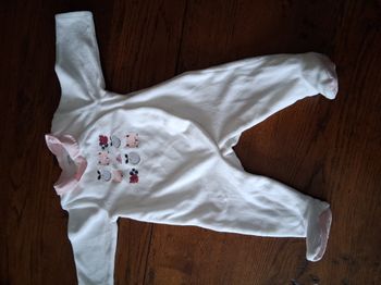 Pyjama en velours blanc, motifs chats et fruits avec ouverture par devant de marque Obaibi