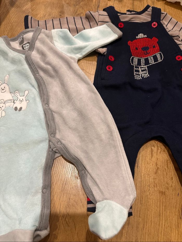 Pyjama 1 mois + salopette 3 mois