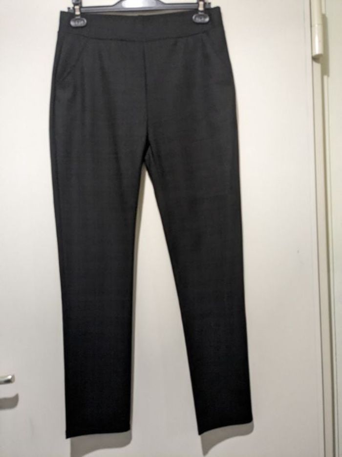 Pantalon NSW stretch noir et gris. Taille 40