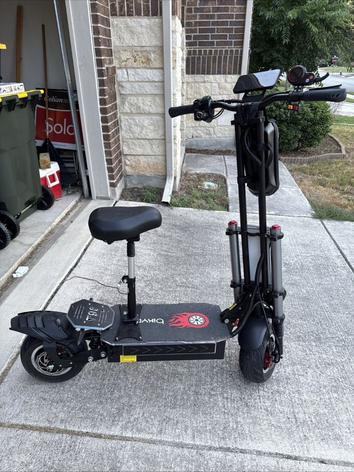 Trottinette électrique pliable pour adultes, 5600 W, 60 V, 38 Ah, 80 km/h, avec double moteur et pneus route de 30 cm.