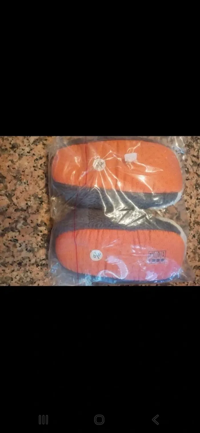 Chaussons taille 26-27 neuf - photo numéro 2