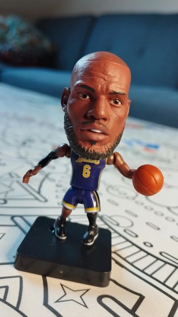 Petite figurine basketball NBA neuve LeBron James Los Angeles Lakers maillot violet