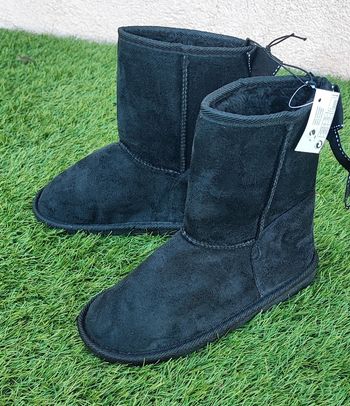 Chaussures Bottines fille velours noires neuves avec étiquette taille 34