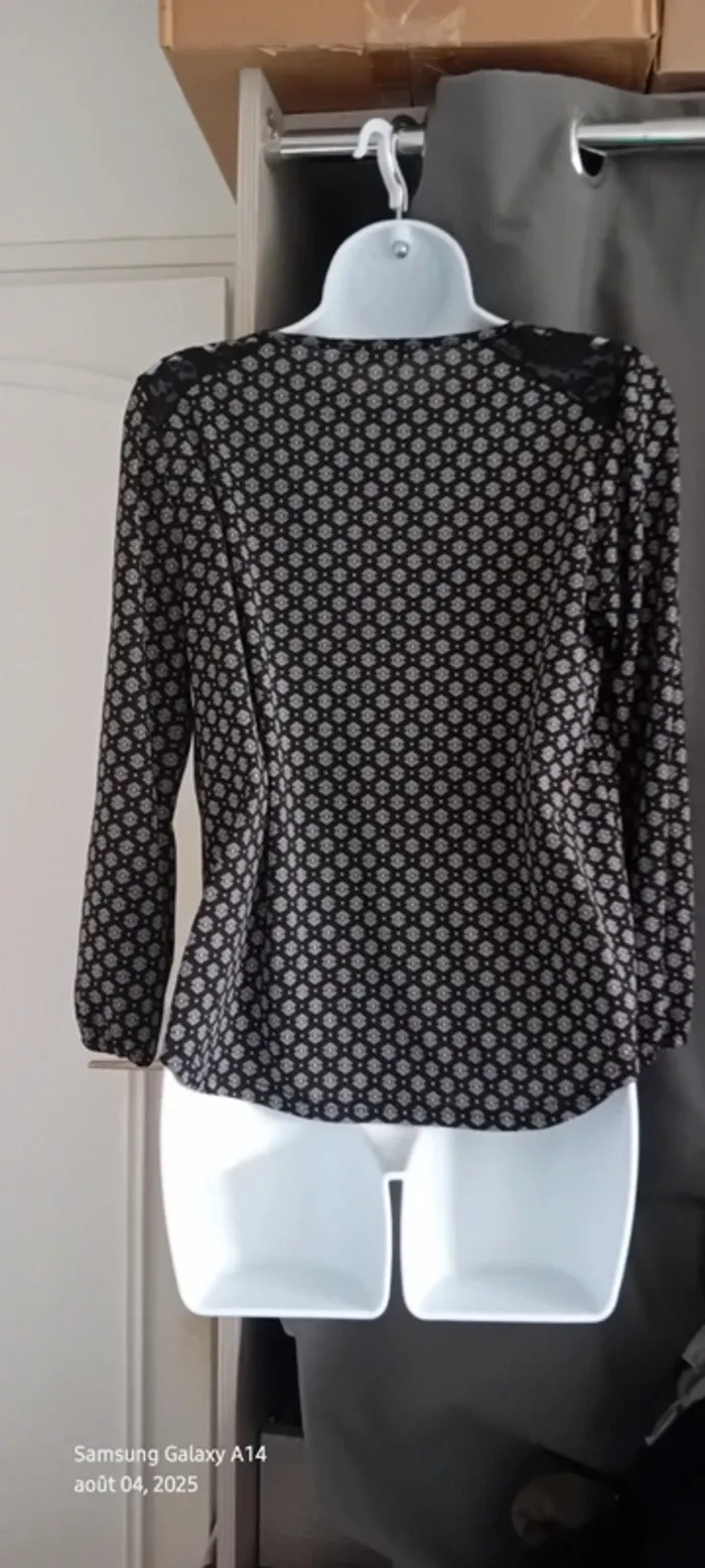 Blouse fluide col en V avec dentelle évasé imprimé géométrique et points noir femme 38 cache cache - photo numéro 12