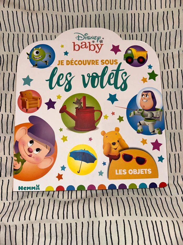 Livre je découvre sous les volets disney baby