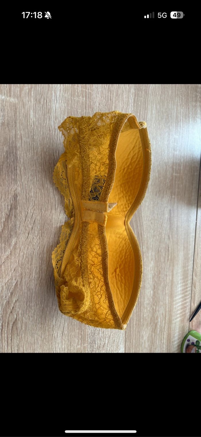 Soutien gorge jaune - photo numéro 2
