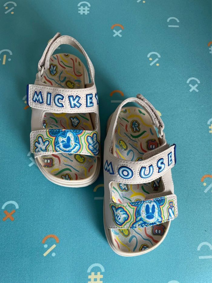 Sandales claquettes scratch Mickey Mouse Zara pointure 22 - photo numéro 1