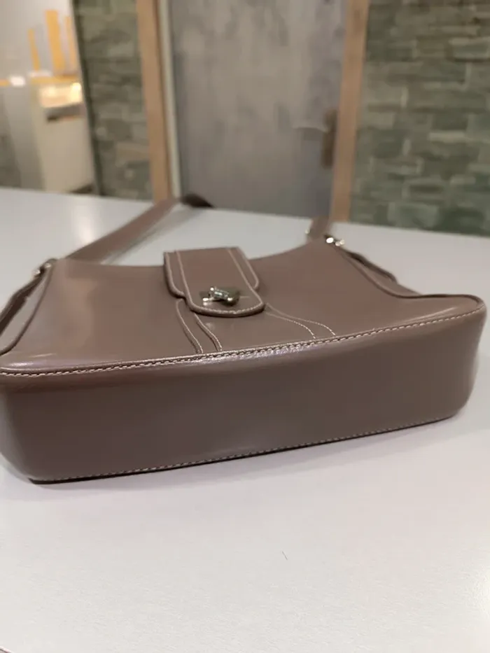 Sac besace bandoulière Lancaster cuir taupe - photo numéro 4