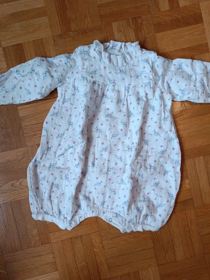 Barboteuse Petit Bateau blanche fleurs bleues et roses 12mois 74cm