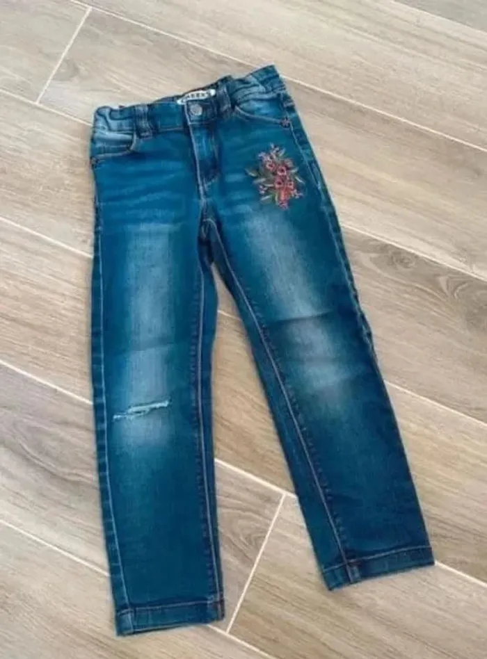 Joli Jeans original a fleurs brodé Creeks fille 4 ans