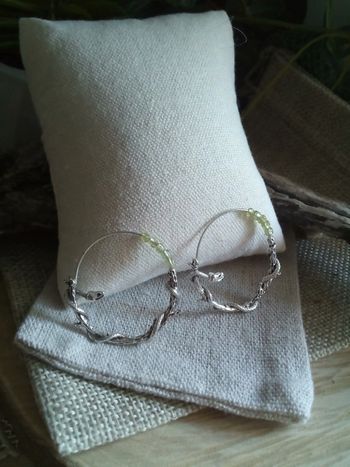 Boucles d'oreilles créoles serpents et pierres  naturelles de péridot