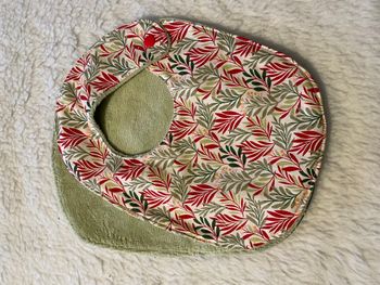 Bavoir amande feuillage