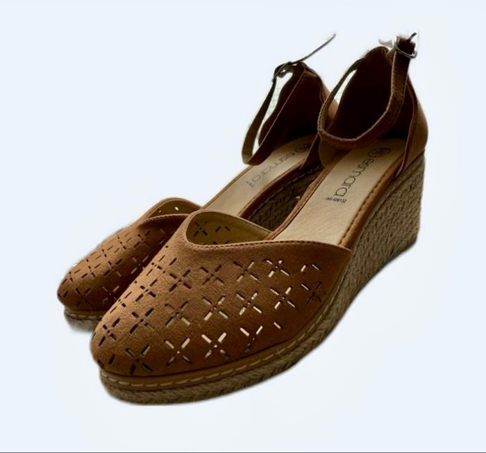Escarpins compensés espadrilles à brides chevilles  Portés une heure  Couleur cognac effet daim