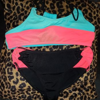 Maillot de bain tricolore 👙 2 pièces Tribord très bon etat 8 ans