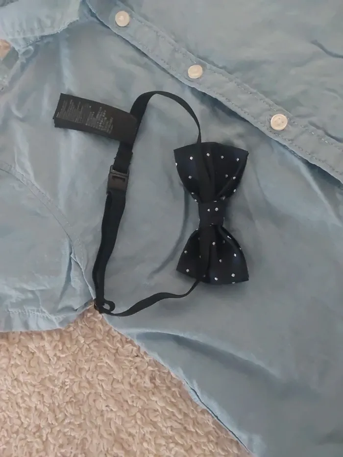 Chemise h&m bleu clair avec nœud papillon 5/6 ans - photo numéro 2