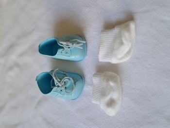 Chaussures bleues + chaussettes pour Poupée nouveau né garçon Corolle 1992 vintage