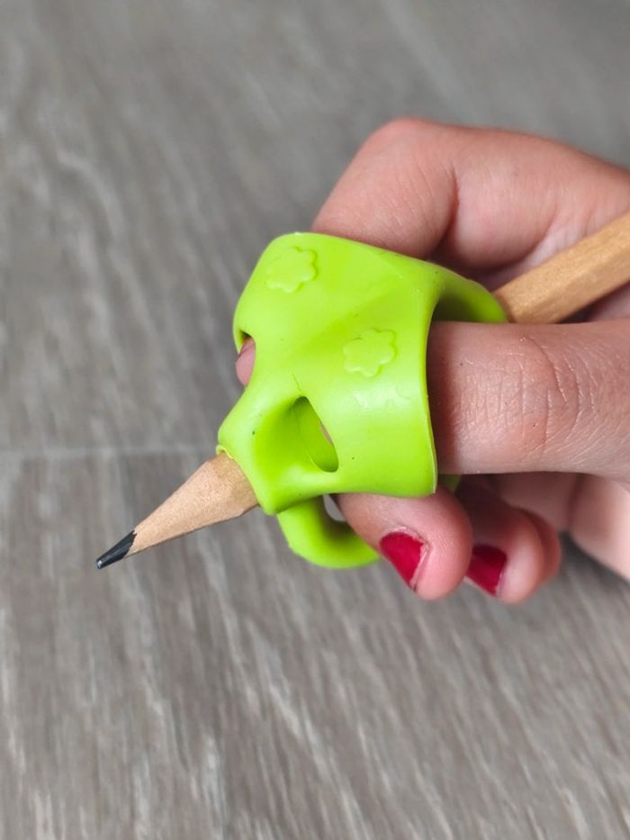 Correcteur de posture d'écriture en silicone souple vert - photo numéro 3